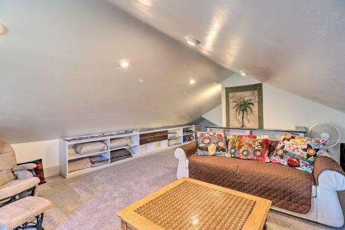 Updated Mountain-view Getaway With Private Hot Tub!