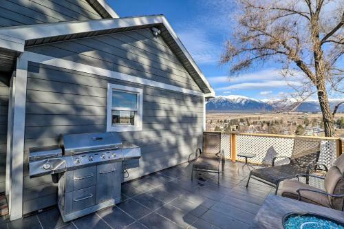 Updated Mountain-view Getaway With Private Hot Tub!