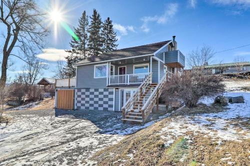 Updated Mountain-view Getaway With Private Hot Tub!
