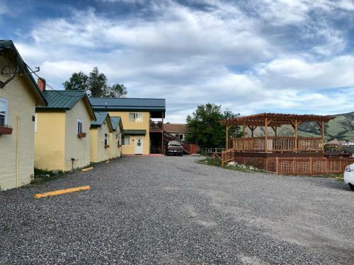 Hotel Yellowstone Riverside Cottages