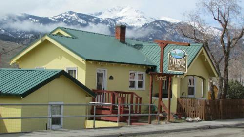 Hotel Yellowstone Riverside Cottages