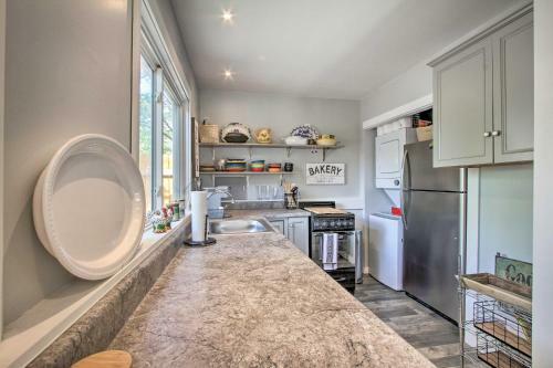 Sweet Helena Cottage, Pet Friendly And Walkable