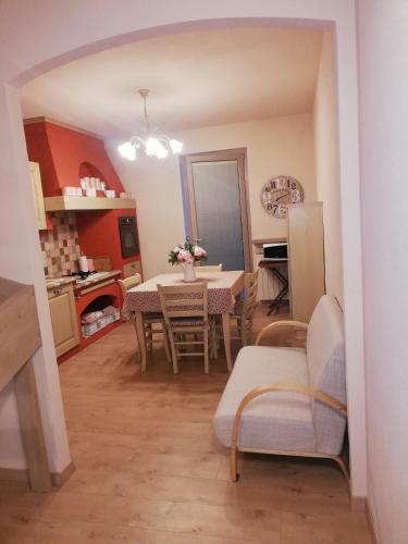 Villetta A Schiera Con Giardino Box E Posto Auto.