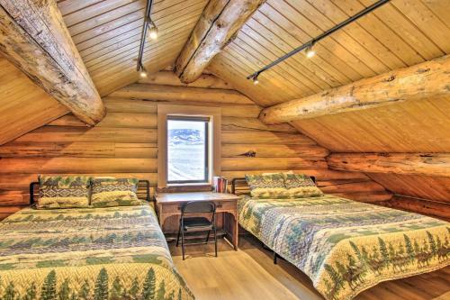 Cozy Livingston Cabin Deck With Mountain Views