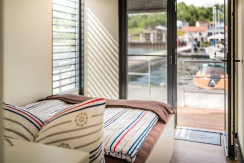 Hausboote Und Ferienh�user Marina M�cheln