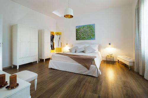Villa Composed By Spacious And Elegant See View Suites With Garden