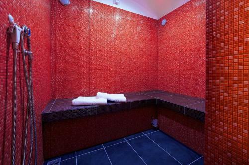 Villa Composed By Spacious And Elegant See View Suites With Garden