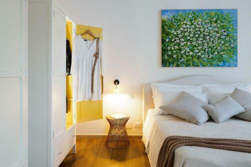 Villa Composed By Spacious And Elegant See View Suites With Garden