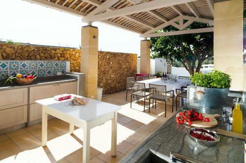 Villa Composed By Spacious And Elegant See View Suites With Garden
