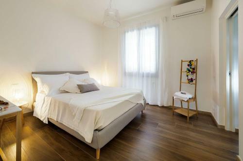 Villa Composed By Spacious And Elegant See View Suites With Garden