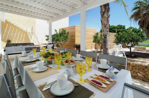 Villa Composed By Spacious And Elegant See View Suites With Garden