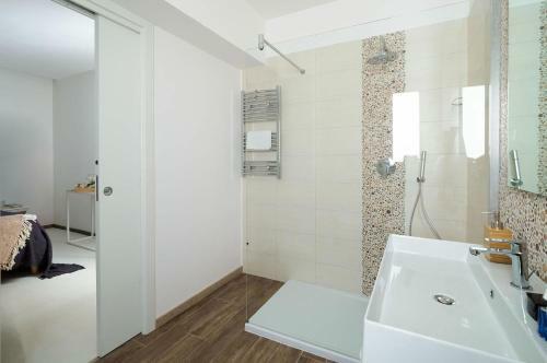 Villa Composed By Spacious And Elegant See View Suites With Garden