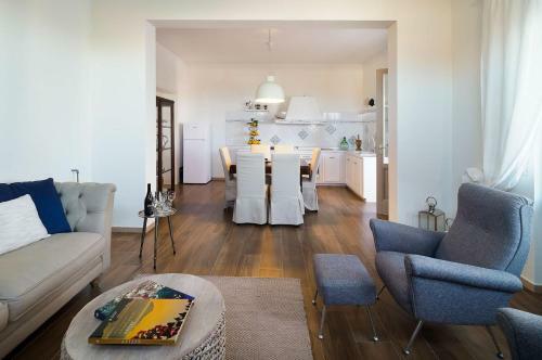 Villa Composed By Spacious And Elegant See View Suites With Garden