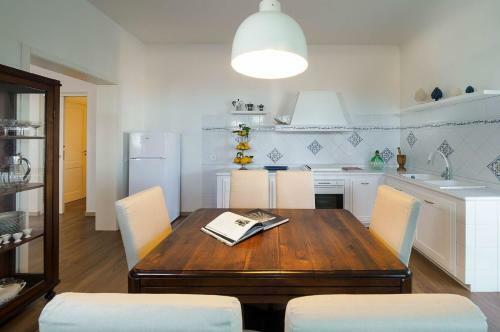 Villa Composed By Spacious And Elegant See View Suites With Garden