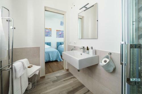 Villa Composed By Spacious And Elegant See View Suites With Garden