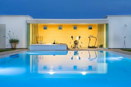 Villa Composed By Spacious And Elegant See View Suites With Garden
