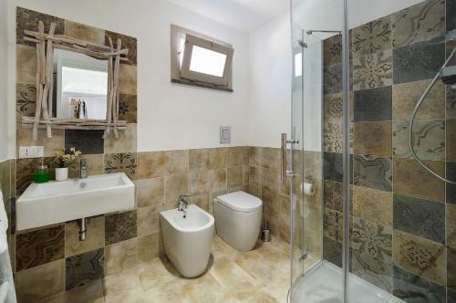 Villa Composed By Spacious And Elegant See View Suites With Garden