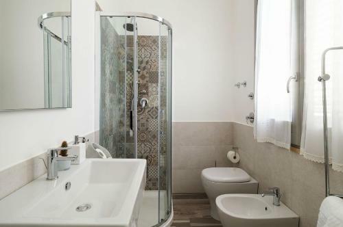 Villa Composed By Spacious And Elegant See View Suites With Garden