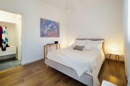 Villa Composed By Spacious And Elegant See View Suites With Garden