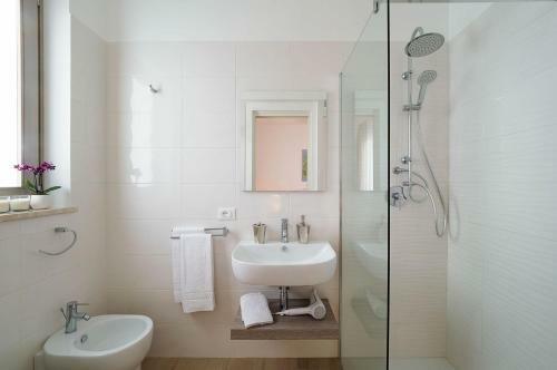 Villa Composed By Spacious And Elegant See View Suites With Garden