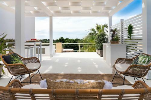 Villa Composed By Spacious And Elegant See View Suites With Garden