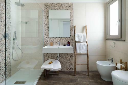 Villa Composed By Spacious And Elegant See View Suites With Garden