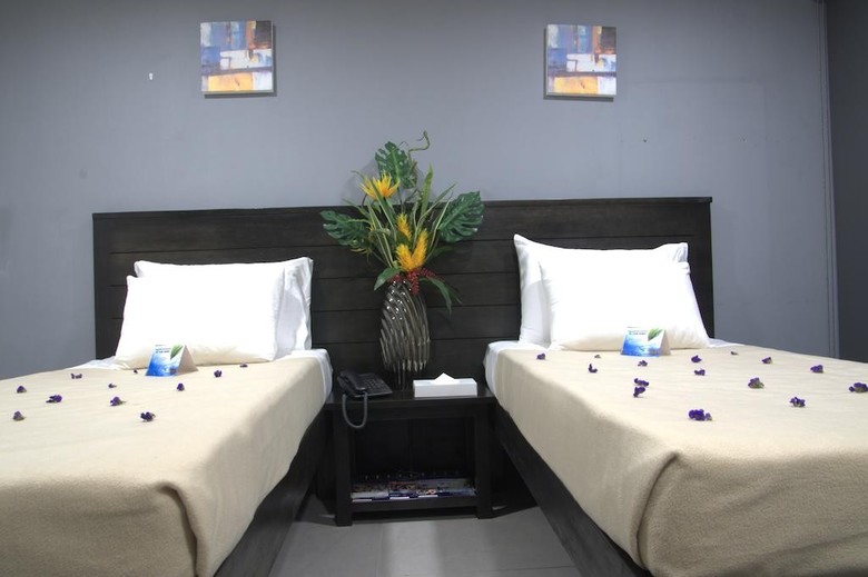 Jade Hotel And Suites
