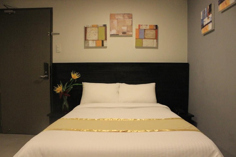 Jade Hotel And Suites