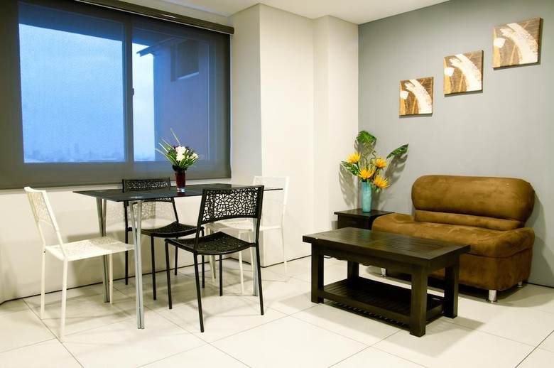 Jade Hotel And Suites