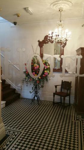 The Carre Arms Hotel & Restaurant