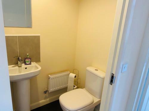 Silver Stag, Comfortable Property With 2 Double Bedrooms And Off Road Parking