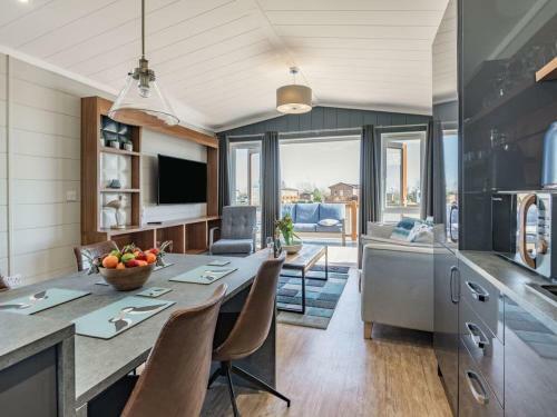 Coastal Retreat - Uk37722