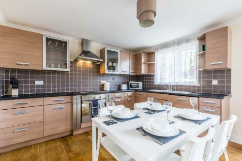 Apartamento Meadowbrook Place @ Heathrow. Free Parking