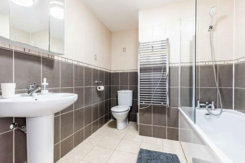 Apartamento Meadowbrook Place @ Heathrow. Free Parking