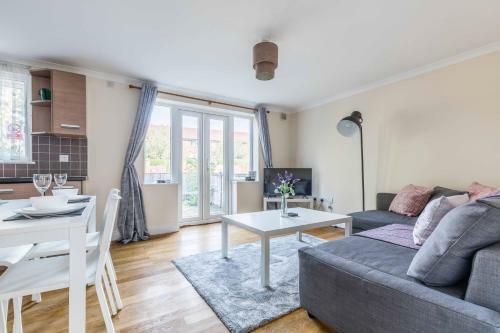 Apartamento Meadowbrook Place @ Heathrow. Free Parking