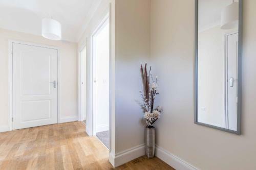 Apartamento Meadowbrook Place @ Heathrow. Free Parking