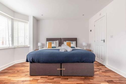 Stylish 4 Bed/2 Bath & Parking - Pinewood/heathrow