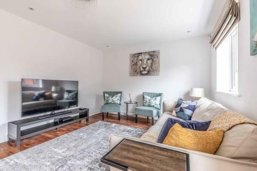 Stylish 4 Bed/2 Bath & Parking - Pinewood/heathrow