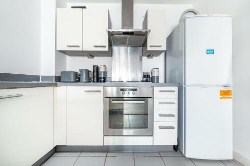 Vibrant & Invigorating 2-bed Apartment In Slough