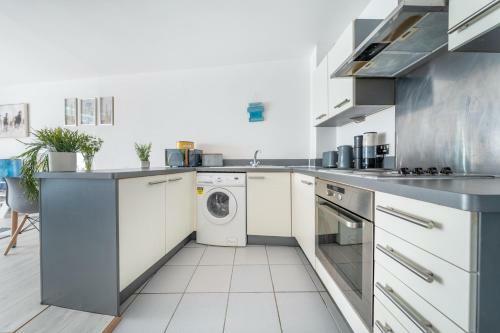 Vibrant & Invigorating 2-bed Apartment In Slough