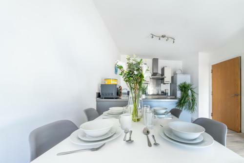 Vibrant & Invigorating 2-bed Apartment In Slough