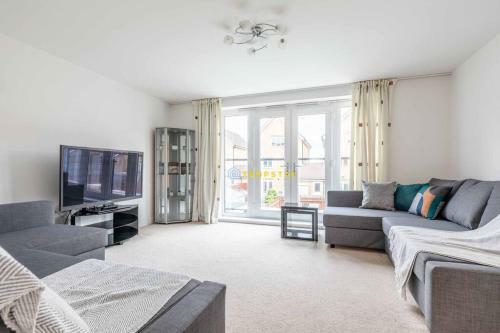 Modern Home Near Slough, Heathrow, Pinewood & Parking