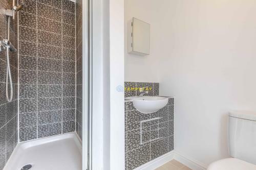 Modern Home Near Slough, Heathrow, Pinewood & Parking