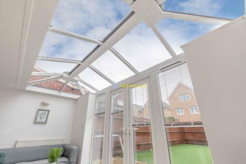 Modern Home Near Slough, Heathrow, Pinewood & Parking