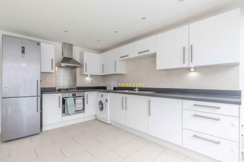 Modern Home Near Slough, Heathrow, Pinewood & Parking