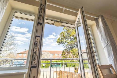 Heathrow Apartment - Private Balcony & Free Parking!