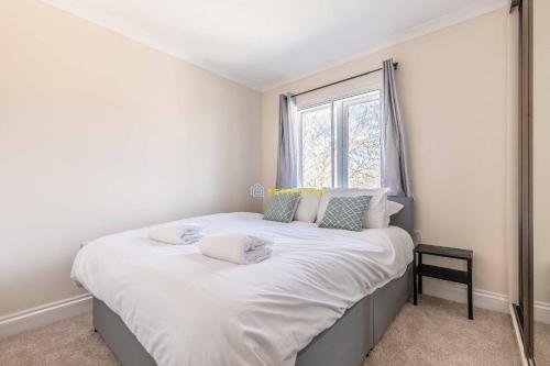 Heathrow Apartment - Private Balcony & Free Parking!