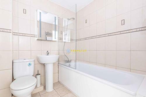 Heathrow Apartment - Private Balcony & Free Parking!