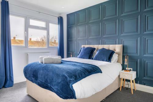 New 3 Bed With Parking - Minutes From Heathrow