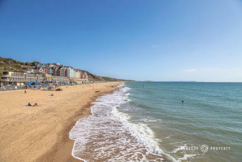 Perfect Lux Beachfront House With Balcony And Sea Views, Parking